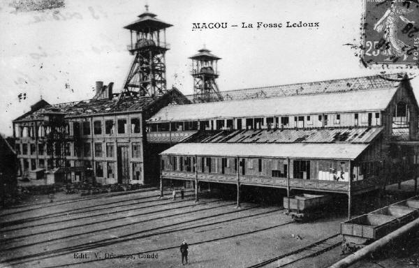 La fosse Ledoux à Macou après la guerre sur une carte postale ancienne