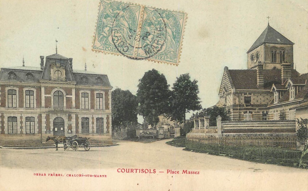 La place Massez à Courtisols sur une carte postale ancienne