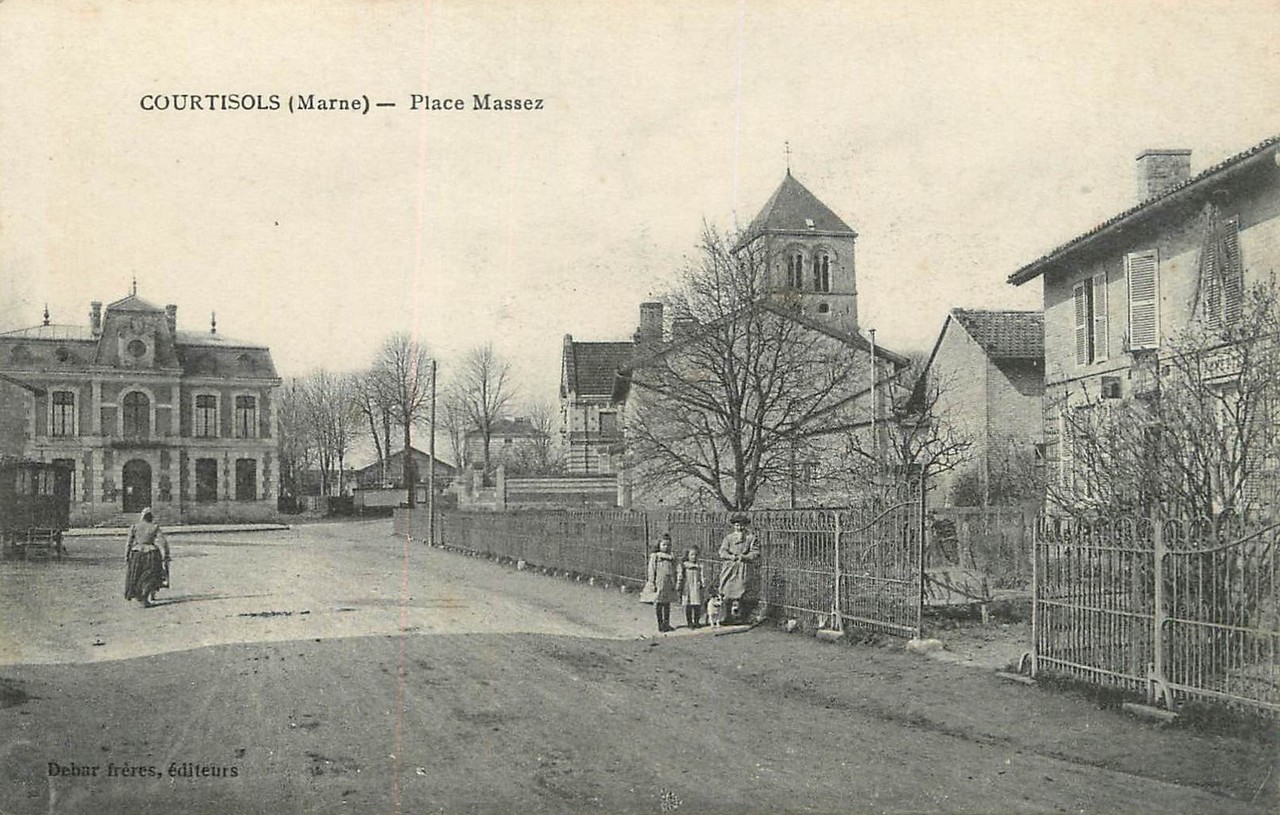 La place Massez à Courtisols sur une carte postale ancienne