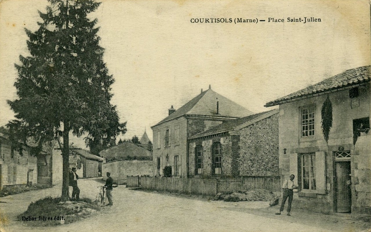 La palce Saint-Julien à Courtisols sur une carte postale ancienne