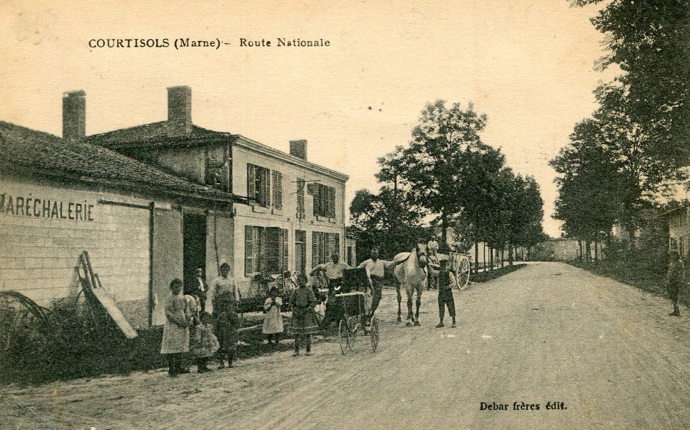La route nationale à Courtisols sur une carte postale ancienne