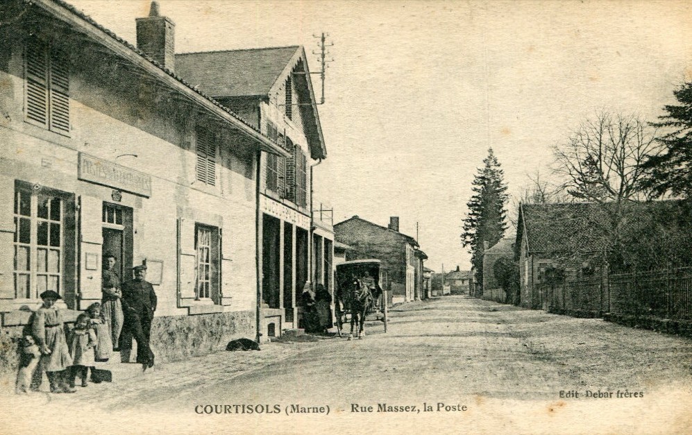 La poste et la rue Massez sur une carte postale ancienne