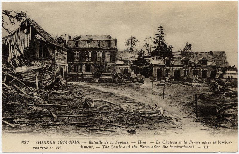 Le château et la ferme après le bombardement sur une carte postale ancienne