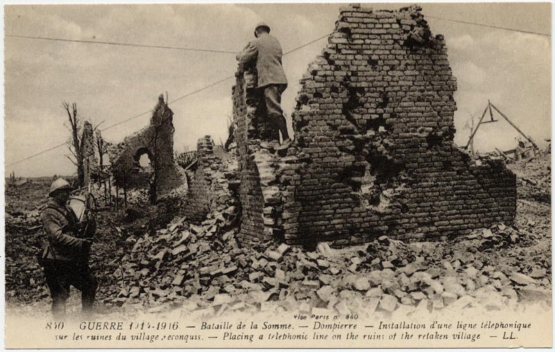 Installation d'une ligne téléphonique sur les ruines du village reconquis à Dompierre sur une carte postale ancienne