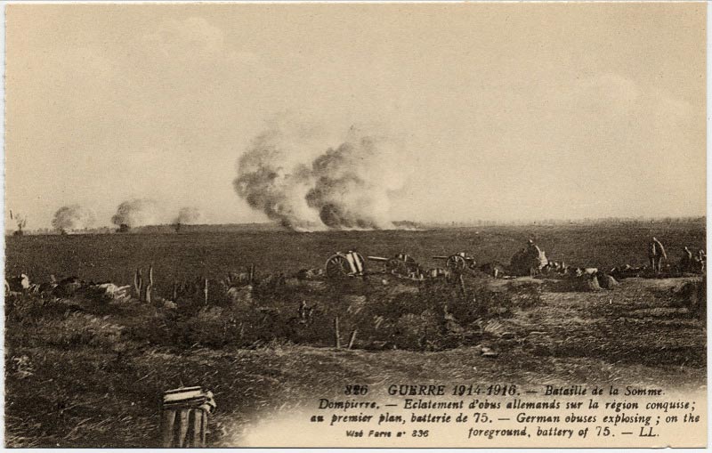 Explosion d'obus allemands à Dompierre pendant la Première Guerre Mondiale sur une carte postale ancienne