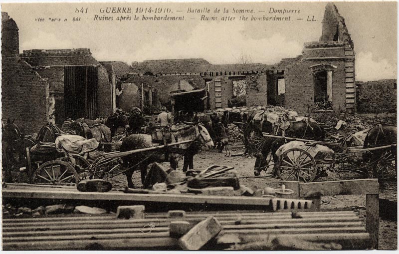 Dompierre en ruines pendant la Première Guerre Mondiale sur une carte postale ancienne