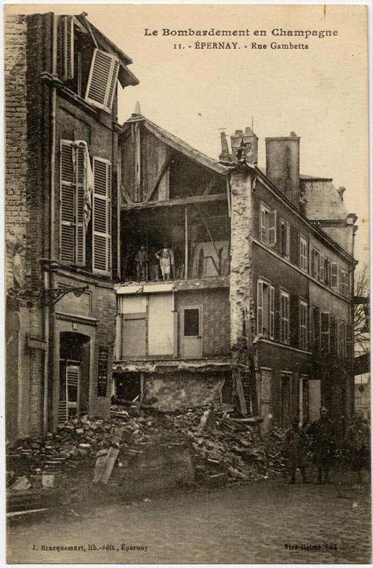 Le bombardement de la rue Gambetta à Epernay sur une carte postale ancienne