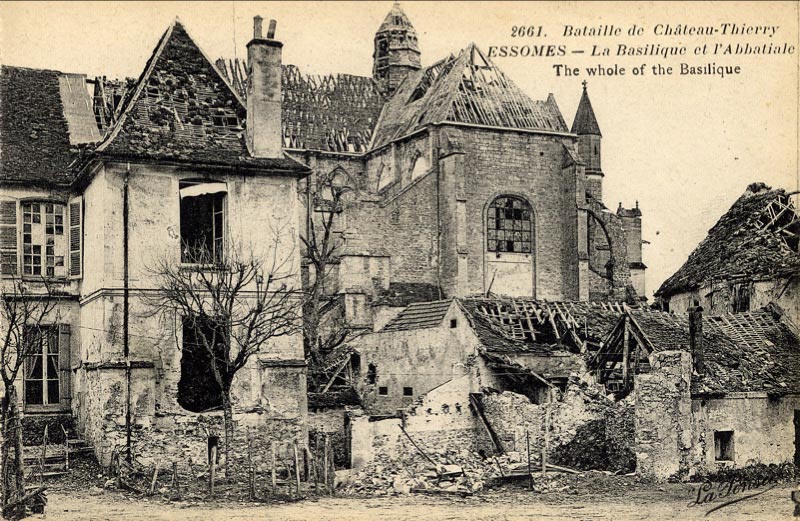 La Basilique et l'Abbatiale d'Essomes après la bataille de Château-Thierry sur une carte postale ancienne