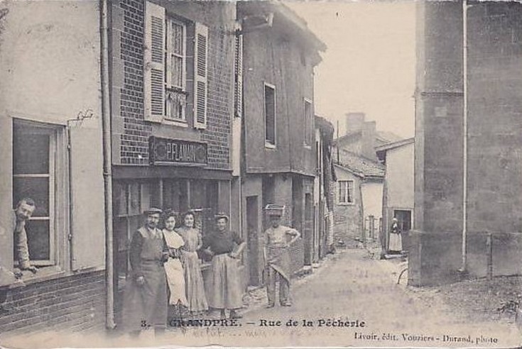 La Rue de la Pêcherie à Grandpré sur une carte postale ancienne
