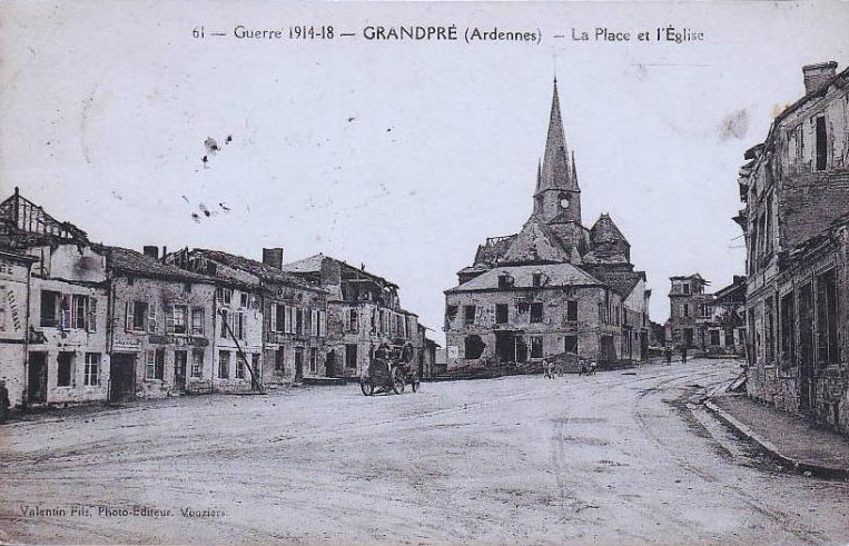 La place de l'église de Grandpré en ruines pendant la guerre de 1914-18 sur une carte postale ancienne