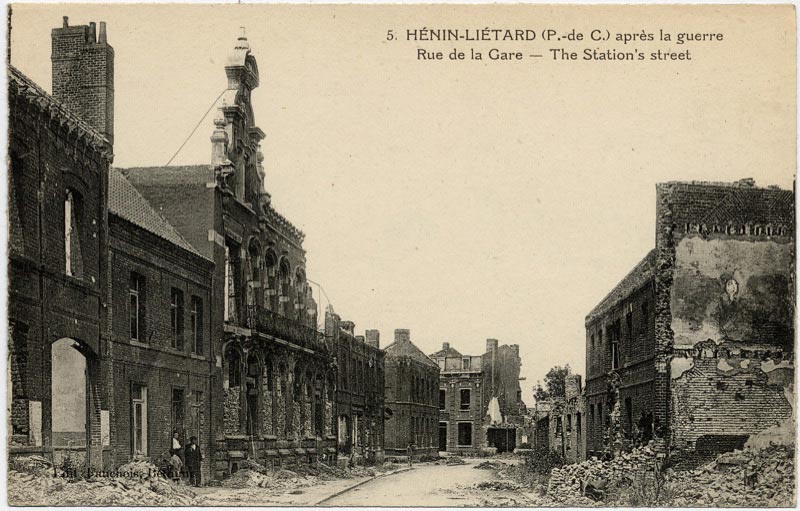La rue de la gare après la Guerre sur une carte postale ancienne