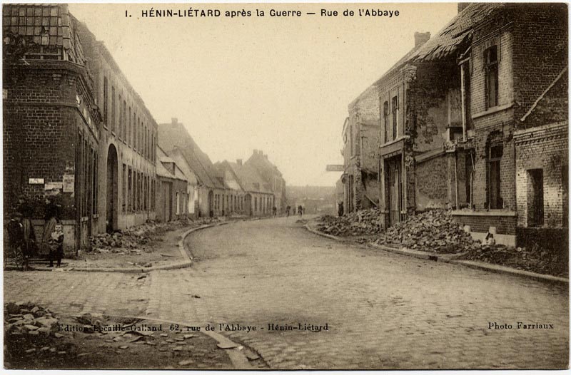 La rue de l'Abbaye après la Guerre sur une carte postale ancienne
