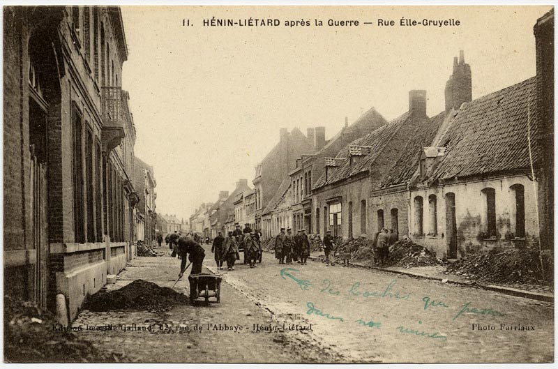 La rue Elle-Gruyelle après la Guerre sur une carte postale ancienne