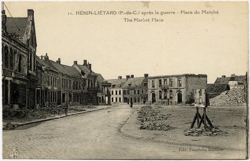 La place du marché à Henin-Lietard après la Guerre sur une carte postale ancienne
