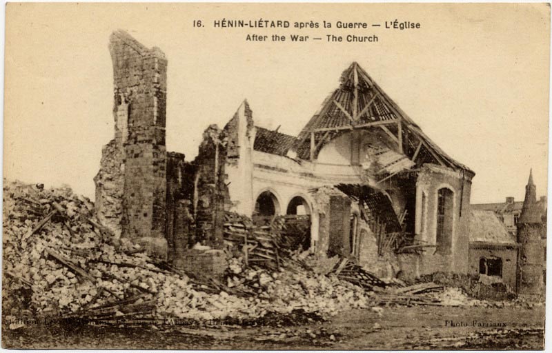 L'église d'Henin-Lietard après la Grande Guerre sur une carte postale ancienne