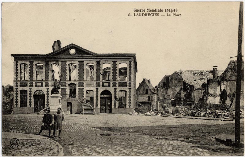La Place de Landrecies (Guerre Mondiale 1914-1918) sur une carte postale ancienne