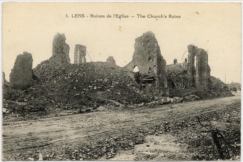 Les ruines de l'église de Lens suite à la Grande Guerre sur une carte postale ancienne