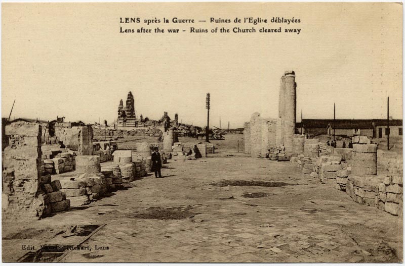 Les ruines de l'église de Lens suite à la Grande Guerre sur une carte postale ancienne