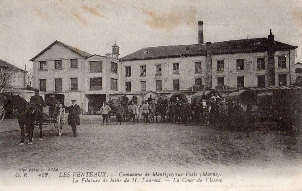 La cour de la filature de laine de Mr Laurent aux Venteaux (Montigny-sur-Vesle) -  sur une carte postale ancienne