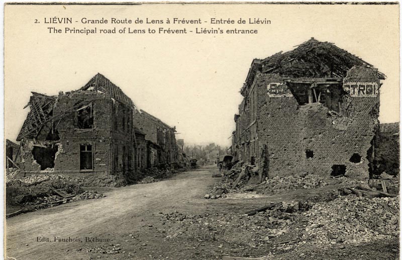 La Grande Route de Lens à Frévent détruite pendant la Première Guerre Mondiale sur une carte postale ancienne