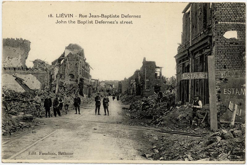 La rue Jean-Baptiste Defernez à Liévin détruite pendant la Première Guerre Mondiale sur une carte postale ancienne