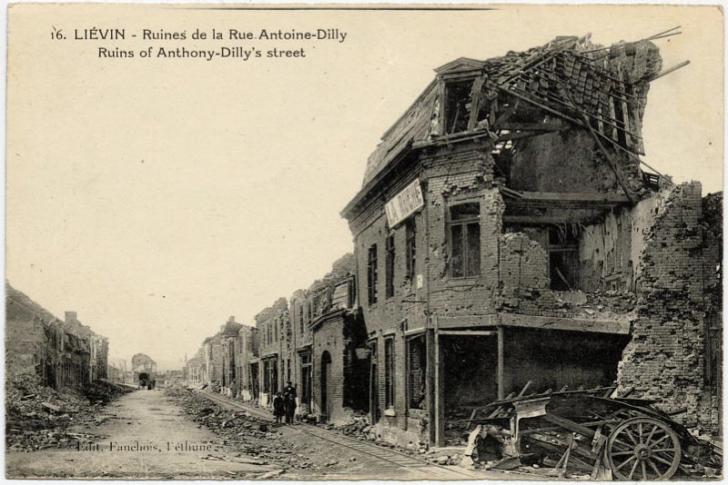 Les ruines de la rue Antoine-Dilly à Liévin sur une carte postale ancienne