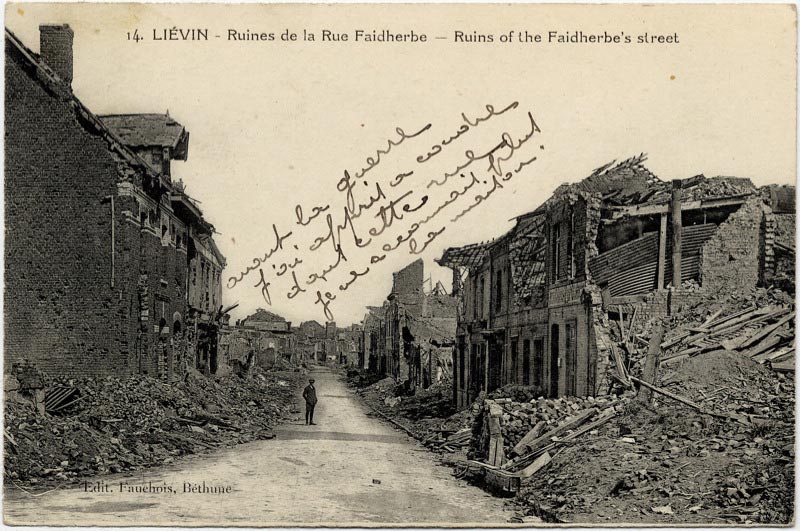 Les ruines de la rue Faidherbe à Liévin sur une carte postale ancienne