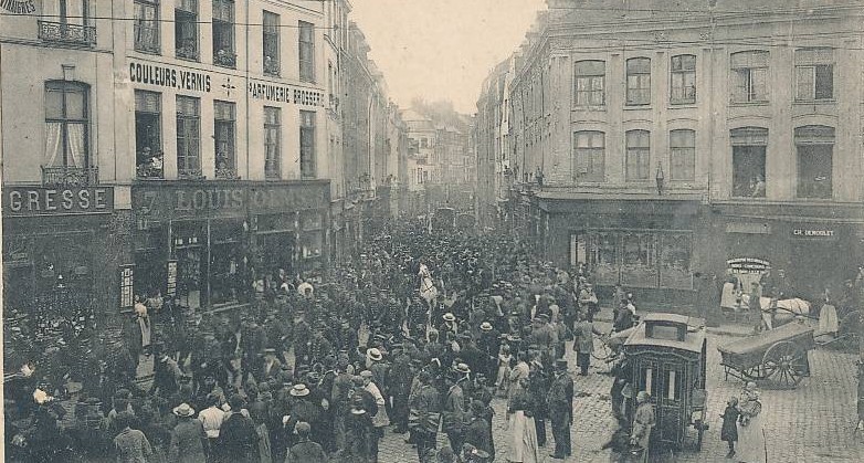 La Rue de la Monnaie à Lille sur une carte postale ancienne