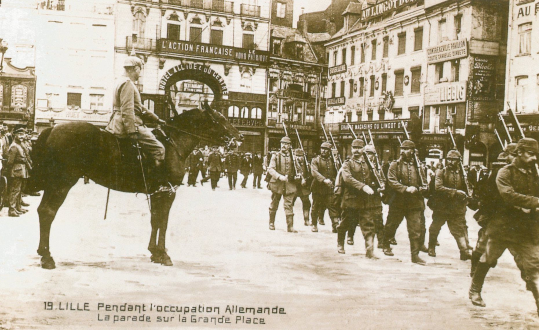 Lille Pendant L'occupation Allemande - La Parade Sur Une Carte Postale ...