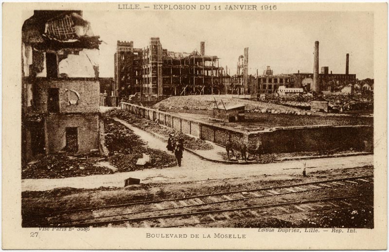 Le Boulevard de la Moselle à Lille après l'explosion du 11 janvier 1916 sur une carte postale ancienne