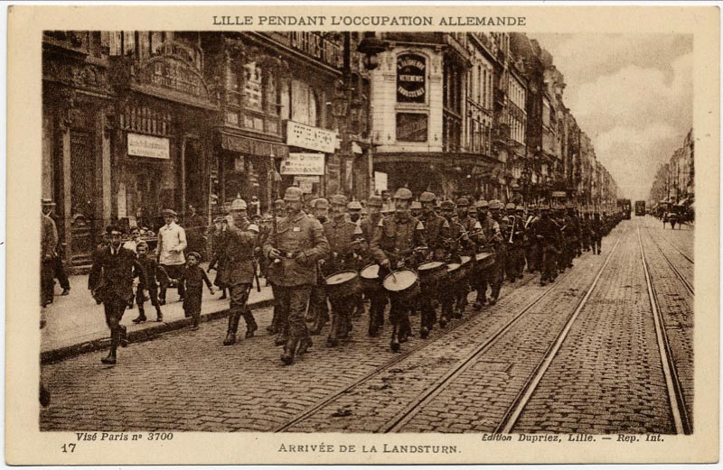 L'arrivée de la Landsturn à Lille pendant l'occupation allemande sur une carte postale ancienne