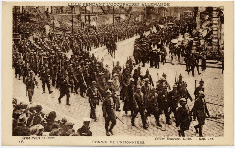 Un convoi de prisonniers à Lille pendant l'occupation allemande sur une carte postale ancienne