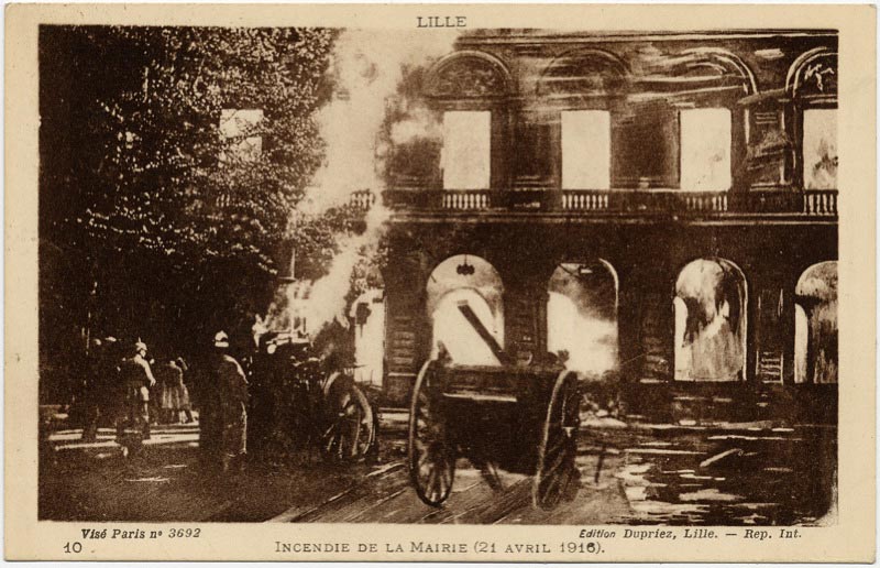 L'incendie de la mairie de Lille (le 21 avril 1916) sur une carte postale ancienne