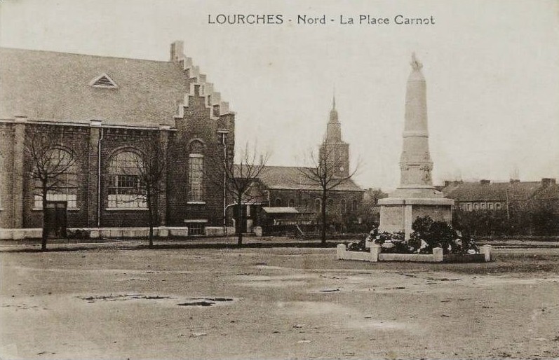La Place Carnot à Lourches sur une carte postale ancienne