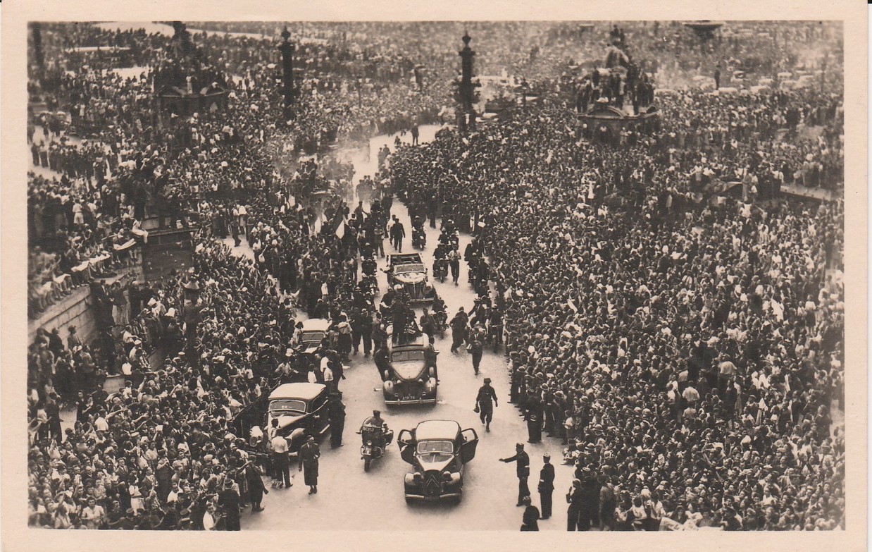 La Liberation de Paris en 1944 sur une carte postale ancienne
