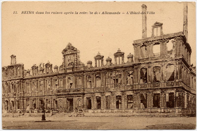 L'Hôtel de Ville de Reims en ruines après la retraite des Allemands sur une carte postale ancienne