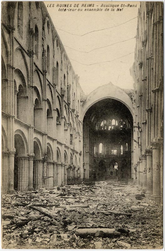 La basilique Saint-Remi en ruines sur une carte postale ancienne