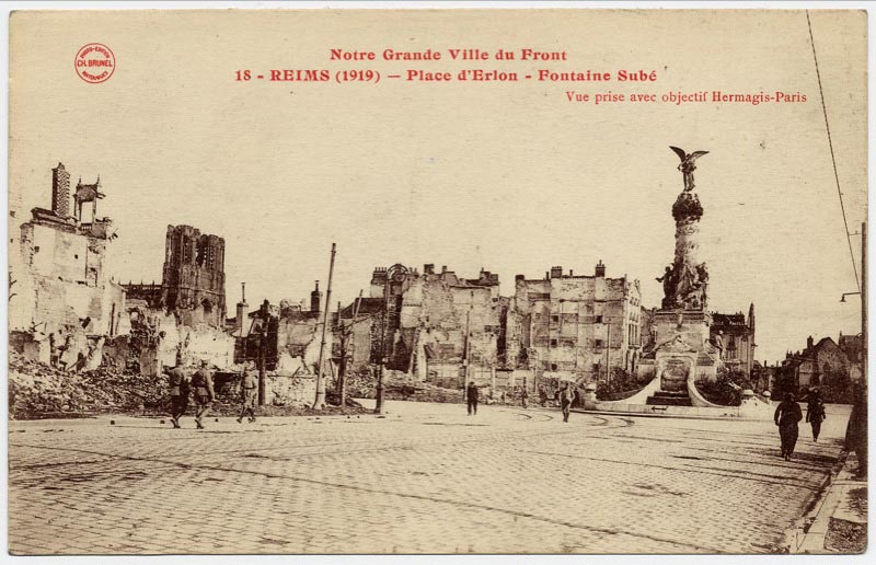 La Place d'Erlon et la Fontaine Subé à Reims en 1919 sur une carte postale ancienne