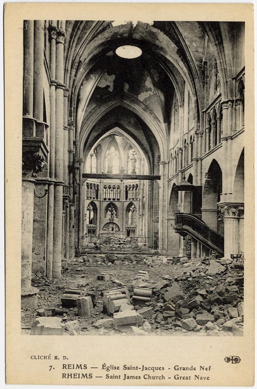Les ruines de la grande nef de l'église Saint-Jacques sur une carte postale ancienne