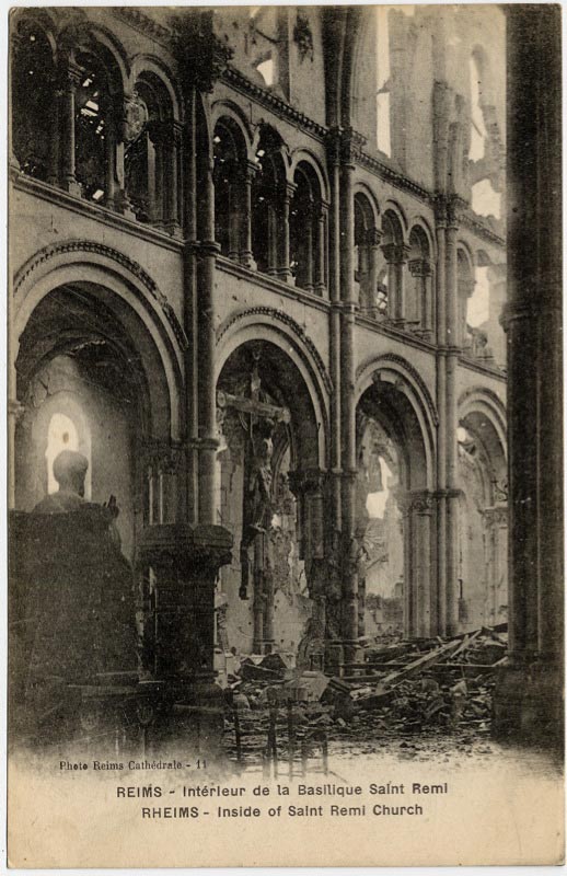 Intérieur de la Basilique Saint Remi à Reims sur une carte postale ancienne