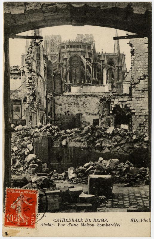 L'abside de la cathédrale de Reims vue d'une maison bombardée sur une carte postale ancienne
