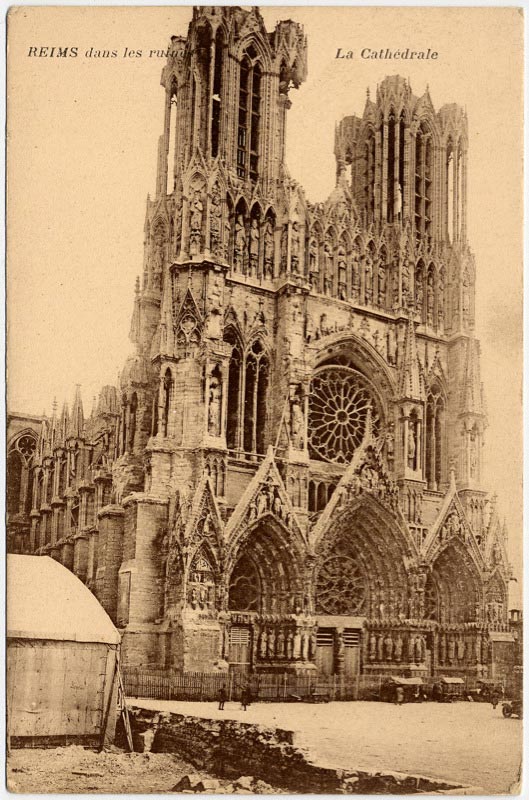 La Cathédrale de Reims en Ruines sur une carte postale ancienne