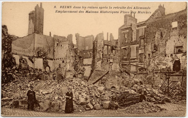 La Place des Marchés à Reims aprés la retraite des Allemands sur une carte postale ancienne