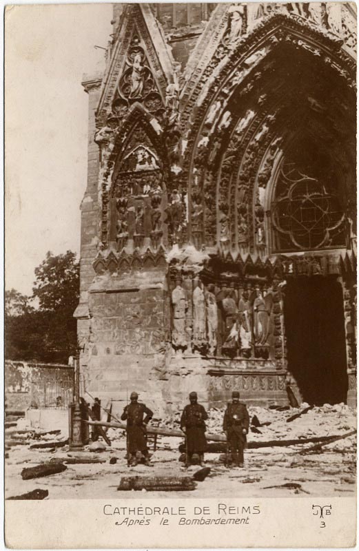 La cathédrale de Reims après le Bombardement sur une carte postale ancienne