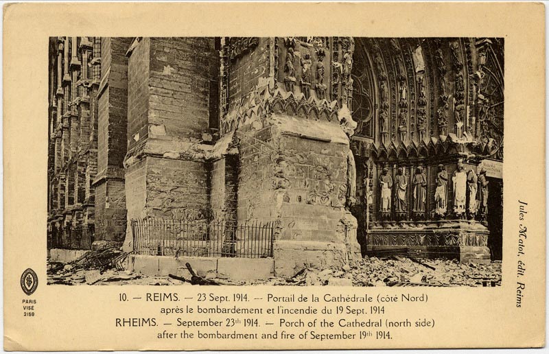 Le portail de la Cathédrale de Reims après le bombardement et l'incendie du 23 septembre 1914 sur une carte postale ancienne
