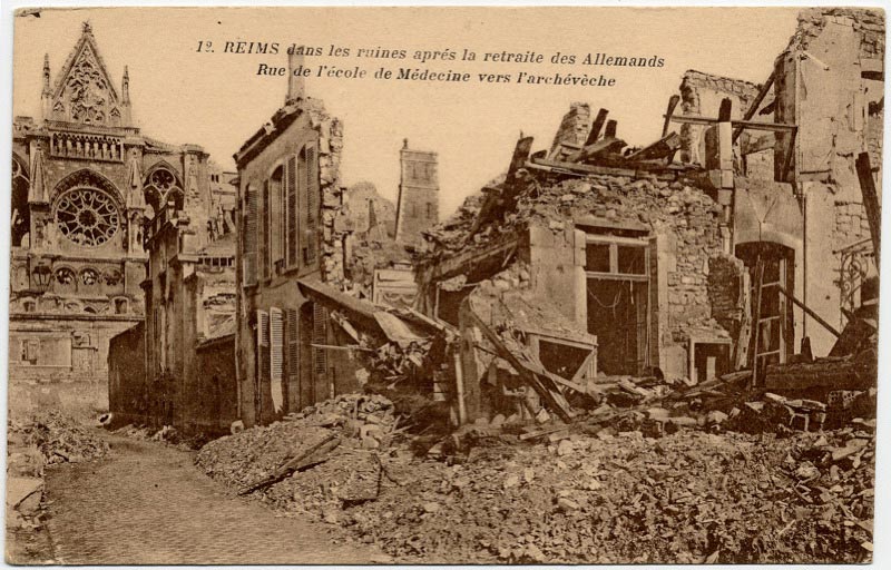 Rue de l'école de Médecine de Reims aprés la retraite des Allemands sur une carte postale ancienne