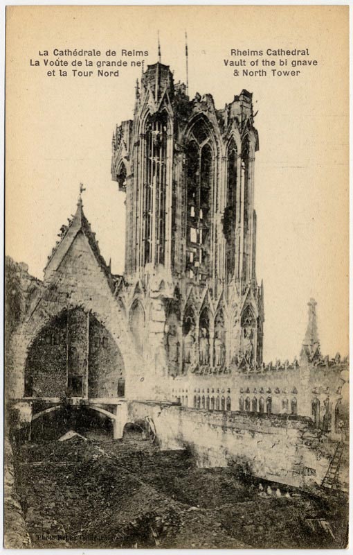 La voûte de la grande nef et la tour nord de la Cathédrale de Reims sur une carte postale ancienne