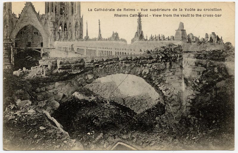 Vue supérieure de la Cathédrale de Reims sur une carte postale ancienne