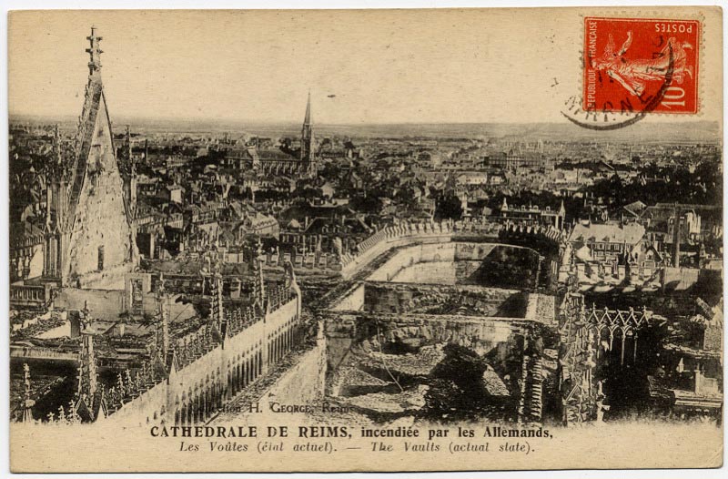 la Cathédrale de Reims incendiée par les allemands sur une carte postale ancienne
