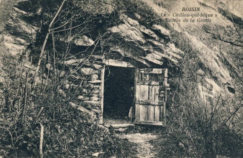L'entrée de la grotte au Caillou-qui-bique sur une carte postale ancienne